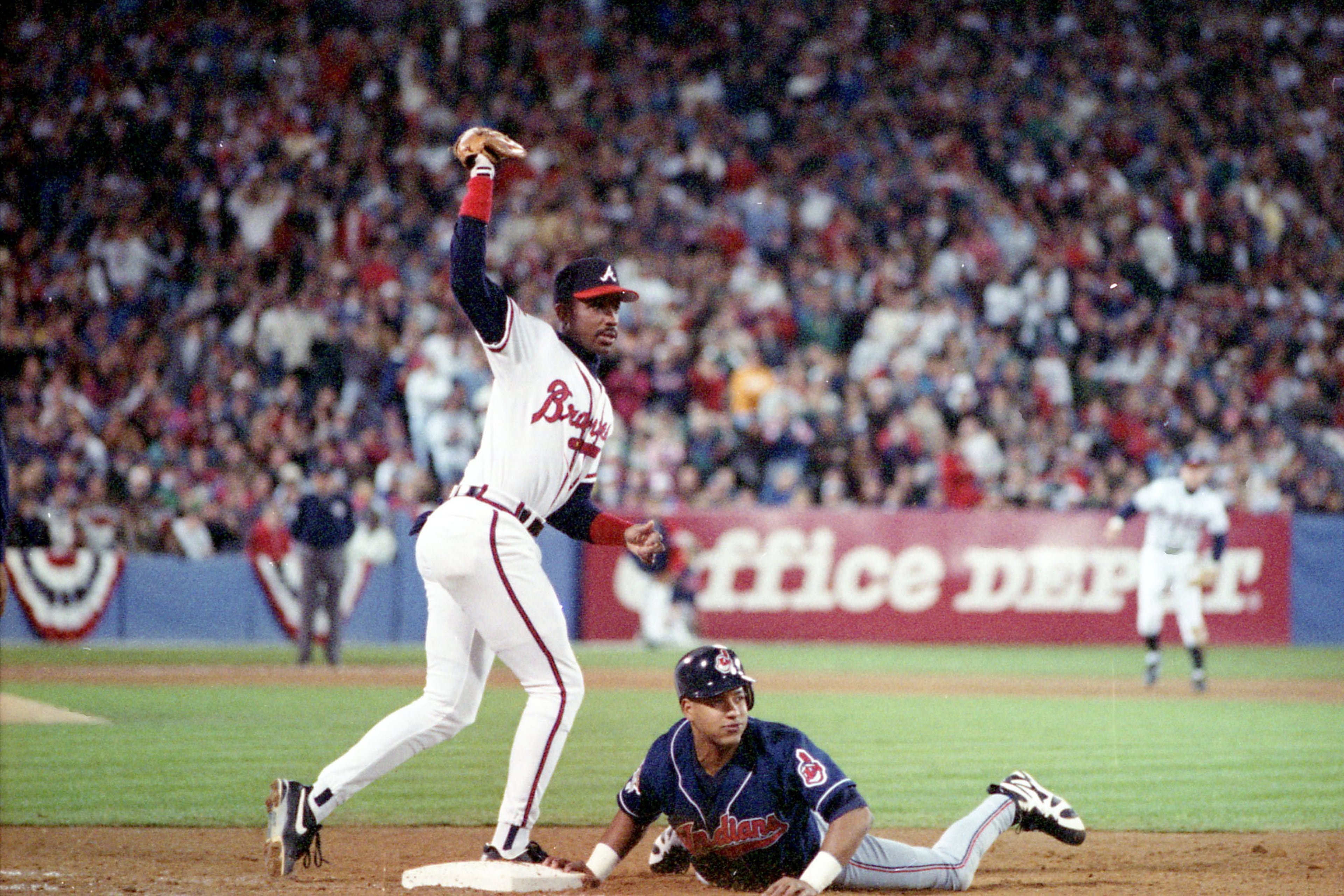 Braves first baseman Fred McGriff handles a high pick-off throw in Game 2 of the World Series in Atlanta. (AJC file 1995)